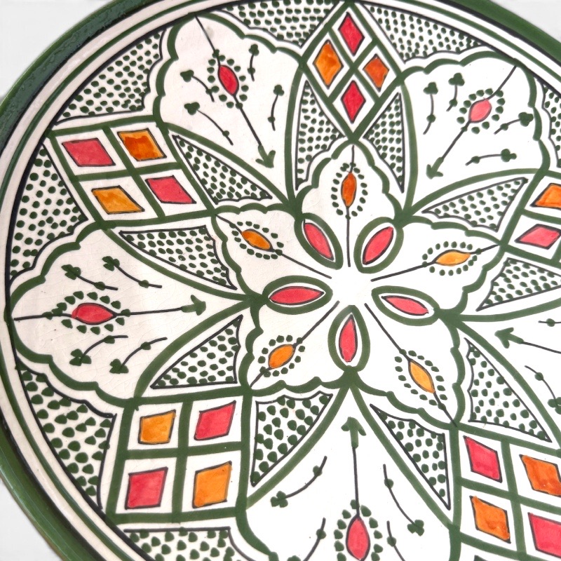Skovgrønt marokkansk keramikfad håndlavet i Marokko. Smukke detaljerede mønstre med detaljer i gul og rød. Måler 35 cm i diameter.