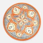 Orange marokkansk keramikfad håndlavet i Marokko. Smukt detaljeret mønster. Måler 35 cm i diameter.