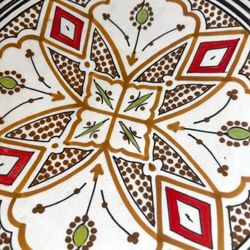 grønne detaljer. Måler 35 cm i diamater og er håndlavet i marokko.
