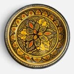 Couscous fad der måler 32 cm. i diameter i gul med et detaljeret mønster med sorte og orange detaljer. Håndlavet i Marokko.