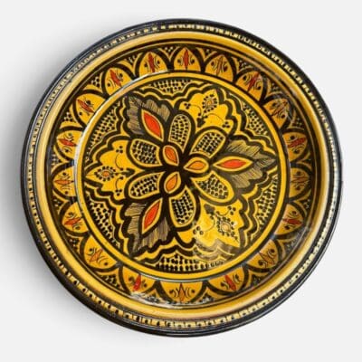 Couscous fad der måler 32 cm. i diameter i gul med et detaljeret mønster med sorte og orange detaljer. Håndlavet i Marokko.