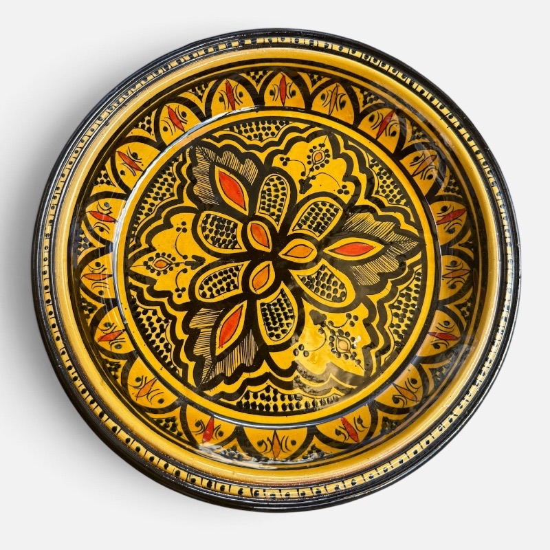 Couscous fad der måler 32 cm. i diameter i gul med et detaljeret mønster med sorte og orange detaljer. Håndlavet i Marokko.