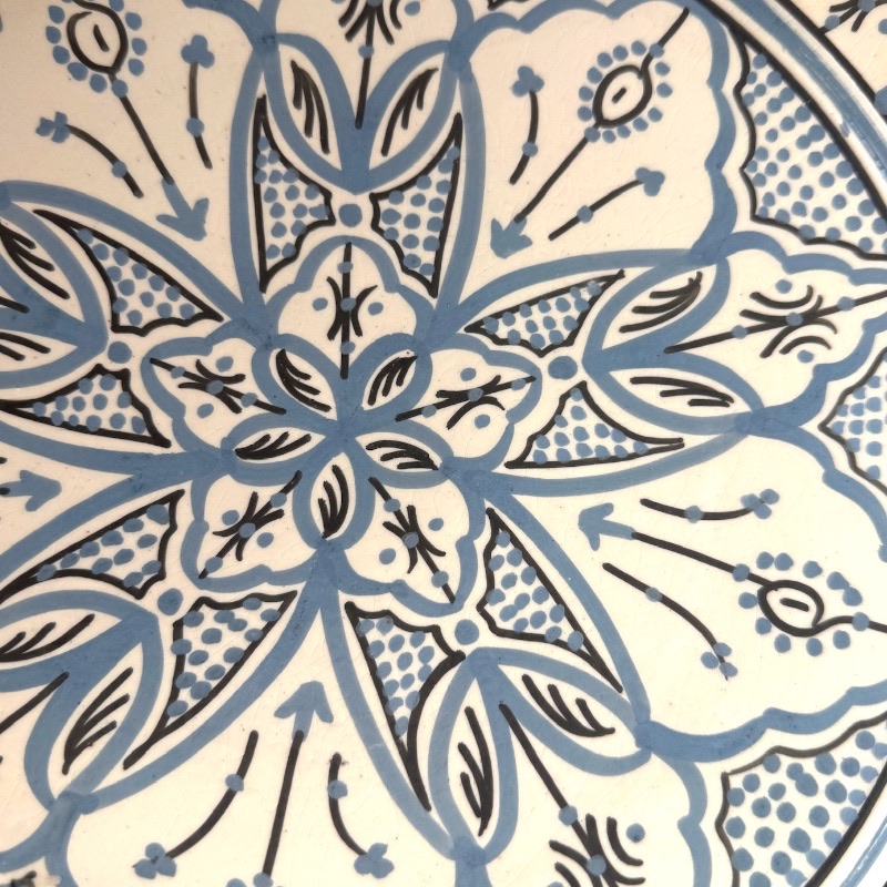 Gråt marokkansk keramikfad håndlavet i Marokko. Smukt detaljeret mønster. Måler 35 cm i diameter.