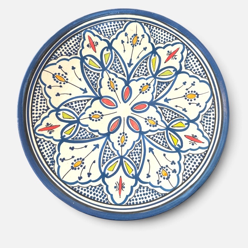 Blå marokkansk keramikkfat håndlaget i Marokko. Vakre detaljerte mønstre med grønne, gule og røde detaljer. Måler 35 cm i diameter.