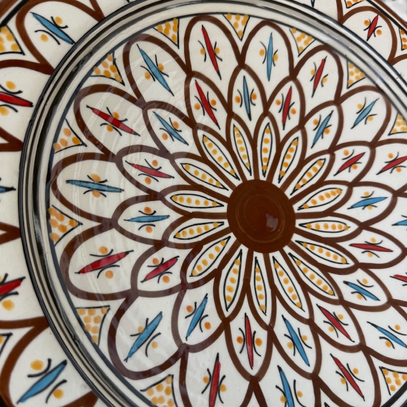 blå detaljer. Måler 35 cm i diamater og er håndlavet i marokko.