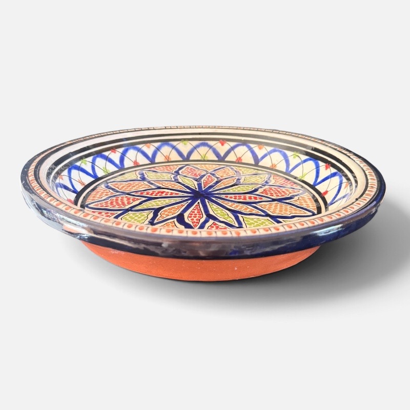 Couscousfat som måler 32 cm i diameter i marineblått med et detaljert karnevalsmønster av grønne og røde prikker. Håndlaget i Marokko.