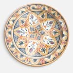gult marokkansk håndlavet fad i keramik. Flot gul farve med grønne og røde detaljer. Måler 35 cm i diameter.