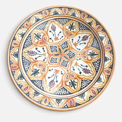 gult marokkansk håndlavet fad i keramik. Flot gul farve med grønne og røde detaljer. Måler 35 cm i diameter.