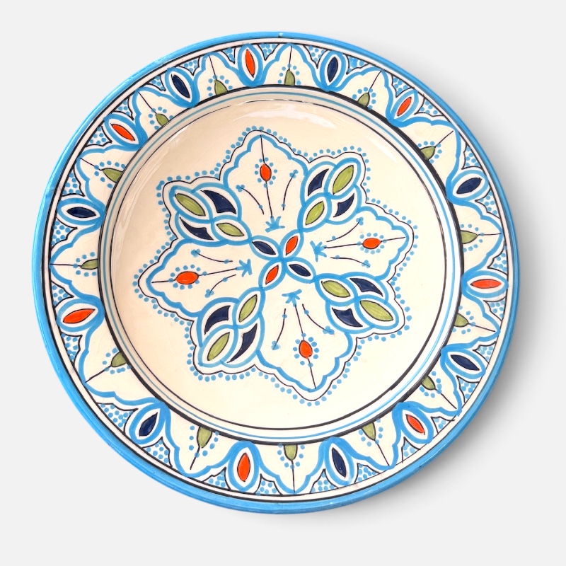 Marokkansk keramikkfat som måler 35 cm i diameter. Lyseblå med grønne og røde detaljer. Håndlaget i Marokko.