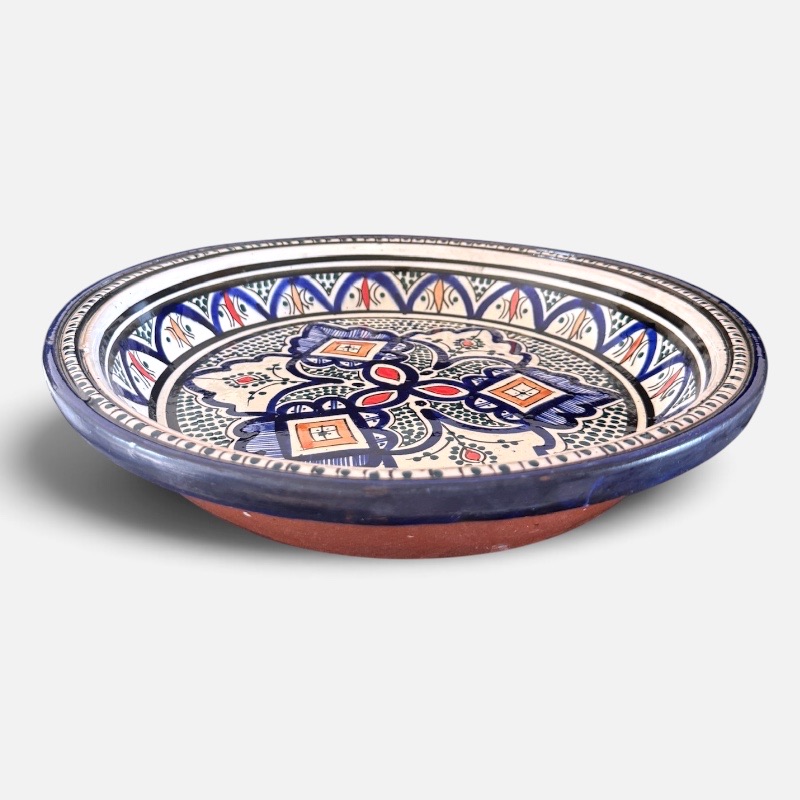 Couscousfat som måler 32 cm i diameter i marineblått med et detaljert mønster av grønne prikker og røde og gule detaljer. Håndlaget i Marokko.