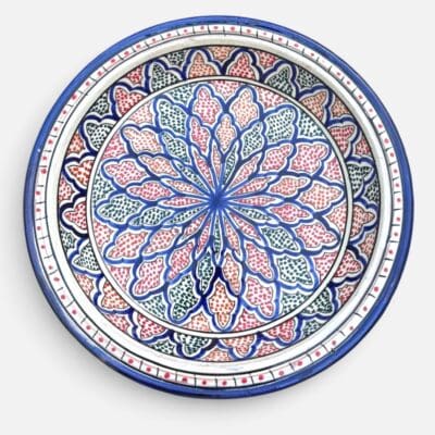 Couscousfat som måler 41 cm. Vakker marineblå farge med detaljert mønster med prikker i rødt og grønt.