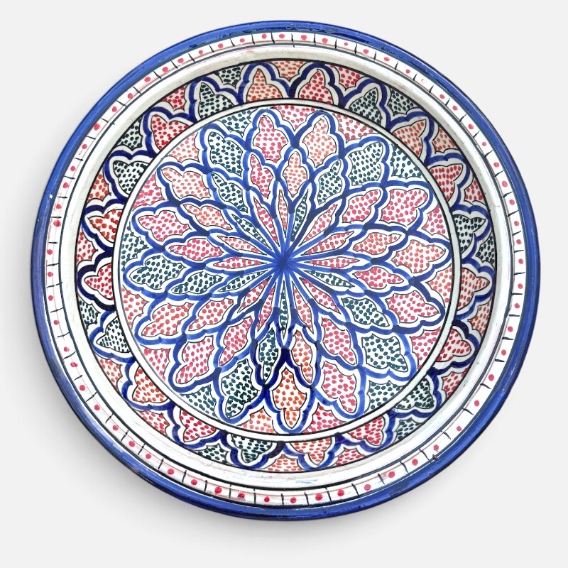 Couscousschaal van 41 cm. Prachtige donkerblauwe kleur met een gedetailleerd patroon van rode en groene stippen.