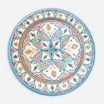 Marokkansk keramikkfat som måler 35 cm i diameter. Lyseblå med røde og grønne detaljer. Håndlaget i Marokko.