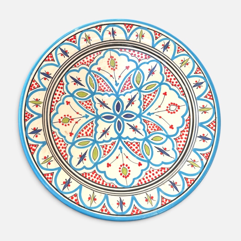 Marokkansk keramikkfat som måler 35 cm i diameter. Lyseblå med røde og grønne detaljer. Håndlaget i Marokko.