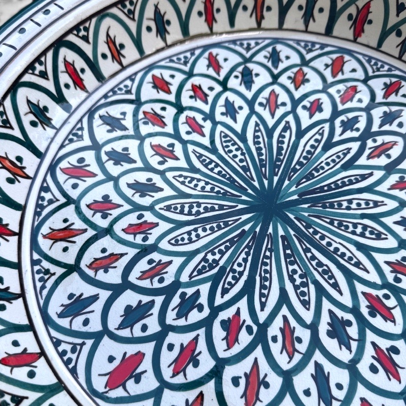 Couscous-Schale mit einem Durchmesser von 41 cm. Schöne waldgrüne Farbe mit detailliertem Muster in Rot und Grün.