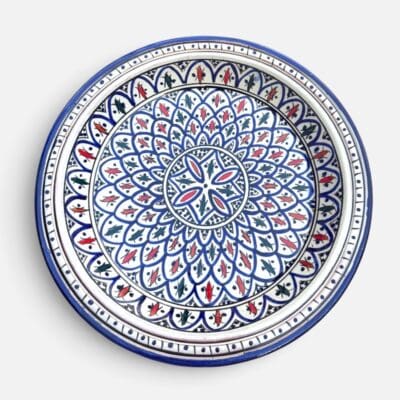 Couscousfat som måler 41 cm. Vakker marineblå farge med detaljert mønster i rødt og grønt.