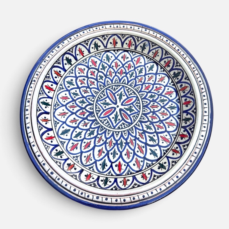 Couscousfat som måler 41 cm. Vakker marineblå farge med detaljert mønster i rødt og grønt.