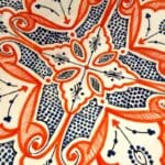 Orange marokkansk keramikfad håndlavet i Marokko. Smukt detaljeret mønster. Måler 35 cm i diameter.