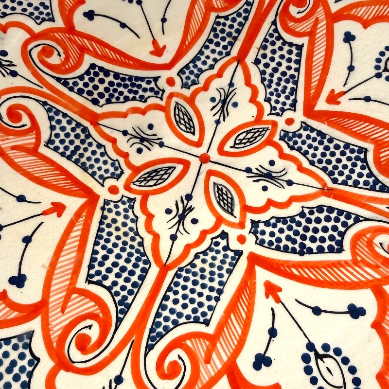 Orange marokkansk keramikfad håndlavet i Marokko. Smukt detaljeret mønster. Måler 35 cm i diameter.