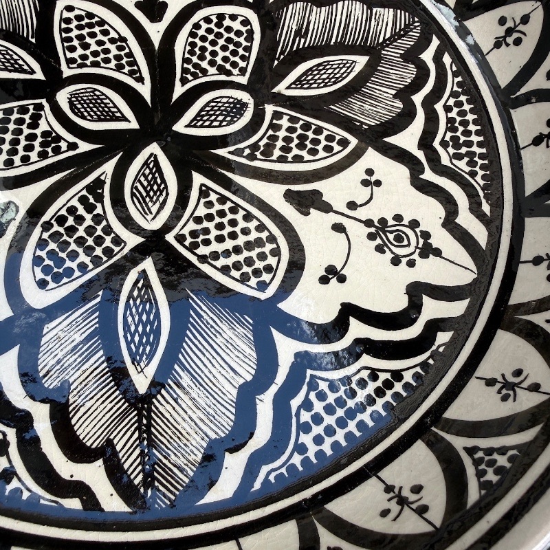 Couscous fad der måler 32 cm. i diameter i sort med et detaljeret mønster. Håndlavet i Marokko.