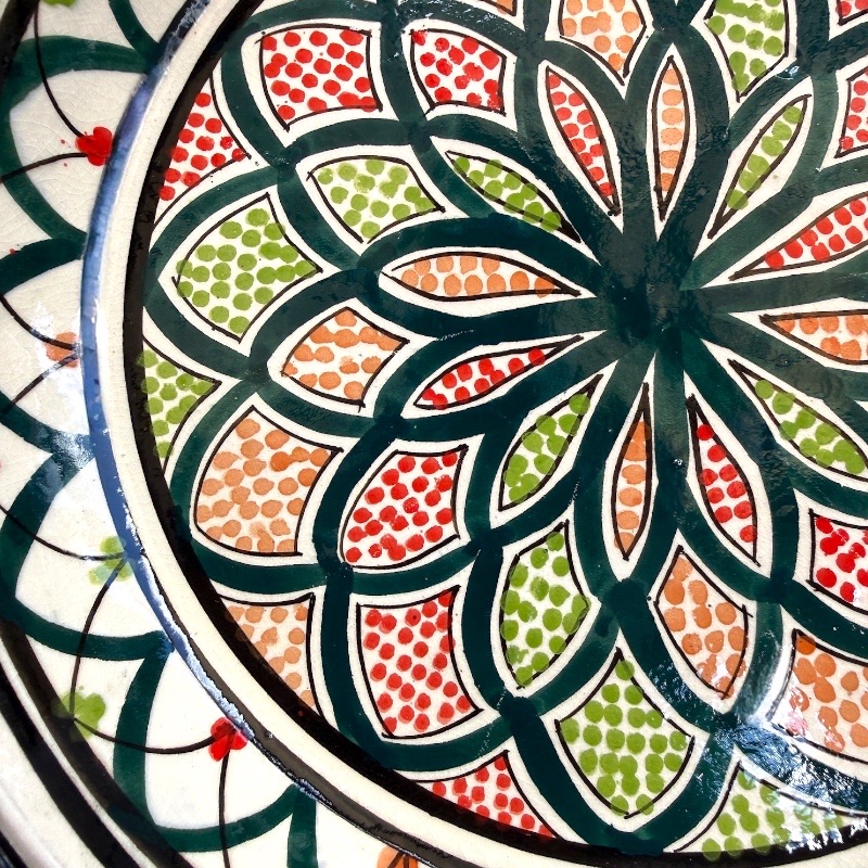 Couscous fad der måler 32 cm. i diameter i mørkegrøn med et detaljeret mønster i tivolistil med grønne og røde detaljer. Håndlavet i Marokko.