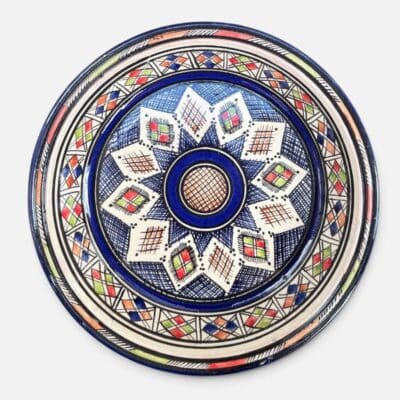 Couscousfat som måler 32 cm i diameter i marineblått med et detaljert karnevalsmønster med grønne og røde detaljer. Håndlaget i Marokko.