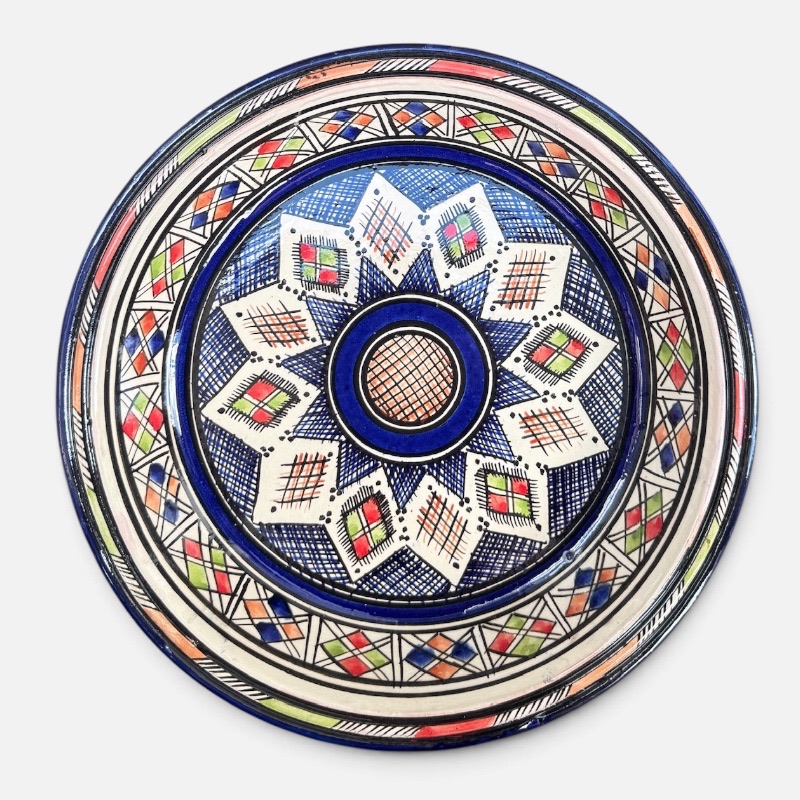 74421DD6-EC46-497F-9454-8C0146D083B7 Couscousfat som måler 32 cm i diameter i marineblått med et detaljert karnevalsmønster med grønne og røde detaljer. Håndlaget i Marokko.