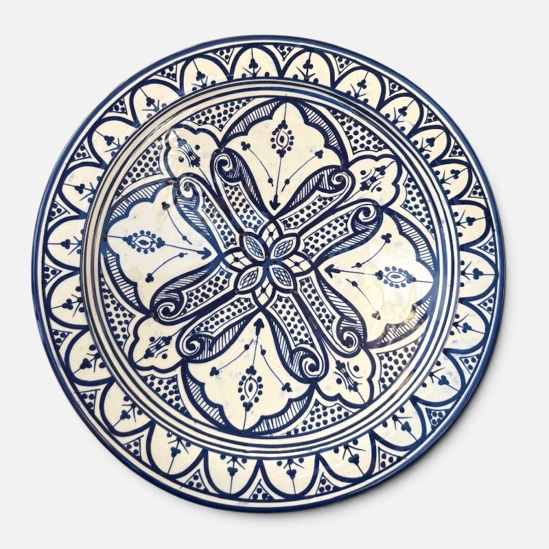 Blå marokkansk keramikkfat håndlaget i Marokko. Vakre detaljerte mønstre. Måler 35 cm i diameter.