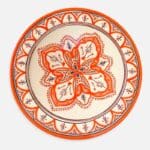 Orange marokkansk keramikfad håndlavet i Marokko. Smukt detaljeret mønster. Måler 35 cm i diameter.