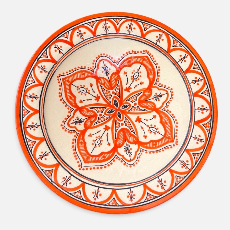Orange marokkansk keramikfad håndlavet i Marokko. Smukt detaljeret mønster. Måler 35 cm i diameter.