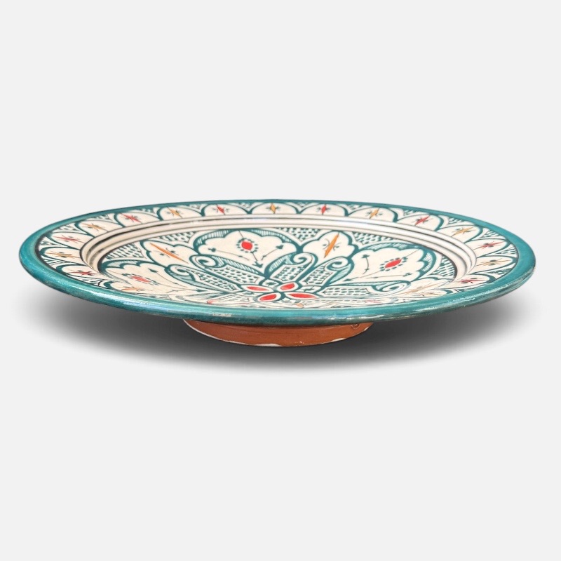 Mørkegrønt marokkansk keramikfad håndlavet i Marokko. Smukke detaljerede mønstre med gule og røde detaljer. Måler 35 cm i diameter.