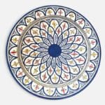 Blå marokkansk keramikkfat håndlaget i Marokko. Vakre detaljerte mønstre med gule og røde detaljer. Måler 35 cm i diameter.