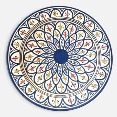 Blå marokkansk keramikkfat håndlaget i Marokko. Vakre detaljerte mønstre med gule og røde detaljer. Måler 35 cm i diameter.