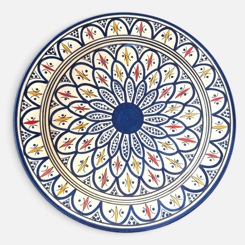 Blå marokkansk keramikkfat håndlaget i Marokko. Vakre detaljerte mønstre med gule og røde detaljer. Måler 35 cm i diameter.