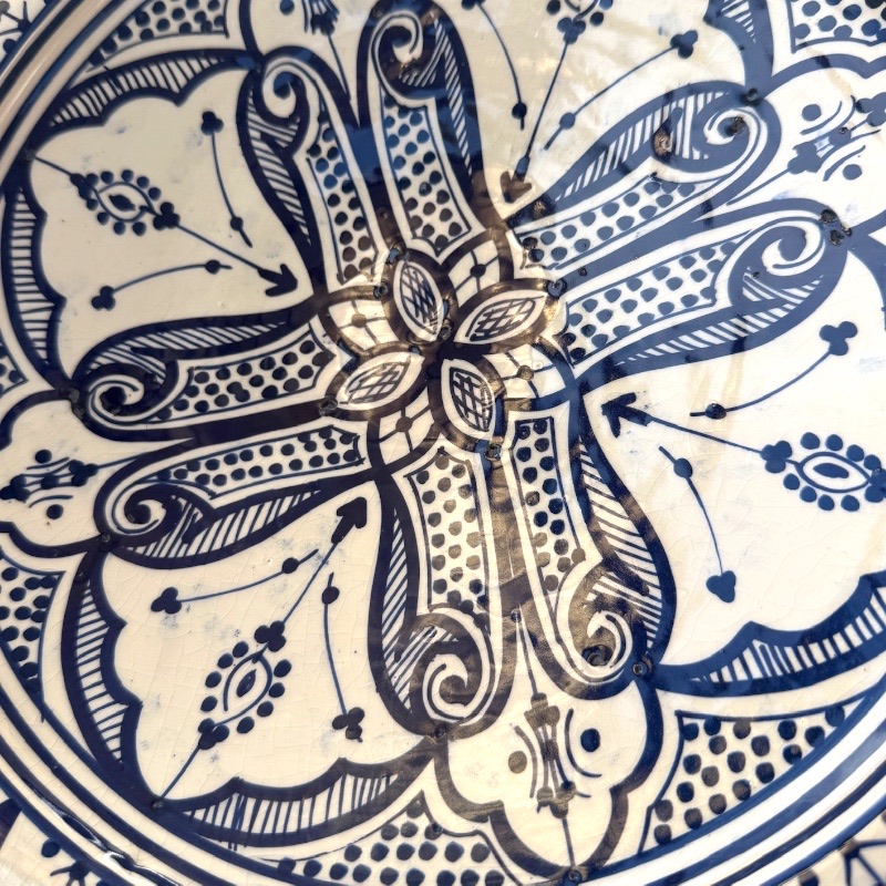 Blå marokkansk keramikkfat håndlaget i Marokko. Vakre detaljerte mønstre. Måler 35 cm i diameter.