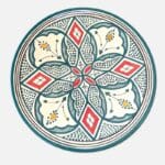 Mørkegrønt marokkansk keramikfad håndlavet i Marokko. Smukke detaljerede mønstre med detaljer i gul og rød samt grønne prikker. Måler 35 cm i diameter.