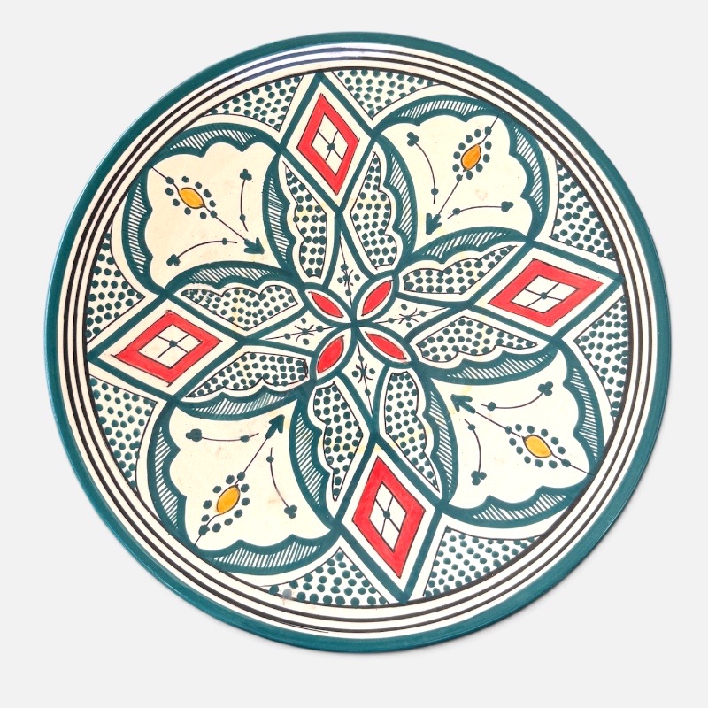 Mørkegrønt marokkansk keramikfad håndlavet i Marokko. Smukke detaljerede mønstre med detaljer i gul og rød samt grønne prikker. Måler 35 cm i diameter.