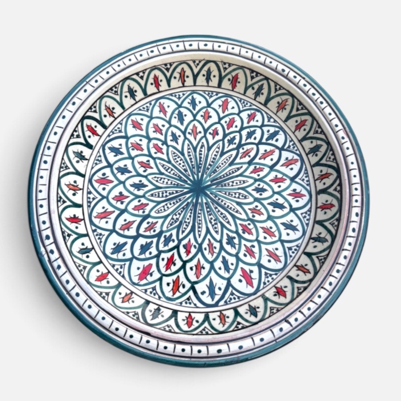 91F49641-5DC3-4F39-929A-420E851148A3 Couscous-Schale mit einem Durchmesser von 41 cm. Schöne waldgrüne Farbe mit detailliertem Muster in Rot und Grün.
