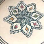 Gråt marokkansk keramikfad håndlavet i Marokko. Smukt detaljeret mønster med detaljer i grøn, gul og rød. Måler 35 cm i diameter.