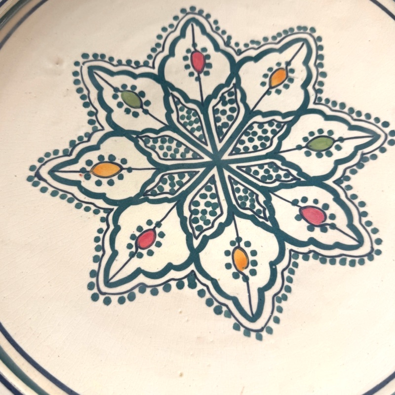 Gråt marokkansk keramikfad håndlavet i Marokko. Smukt detaljeret mønster med detaljer i grøn, gul og rød. Måler 35 cm i diameter.