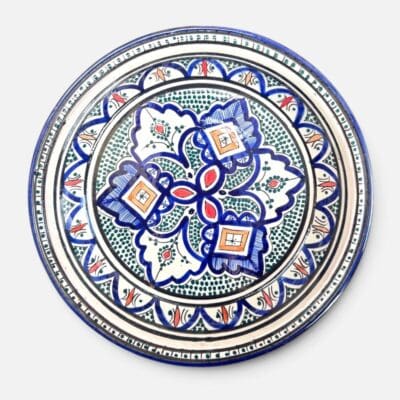 Couscousfat som måler 32 cm i diameter i marineblått med et detaljert mønster av grønne prikker og røde og gule detaljer. Håndlaget i Marokko.