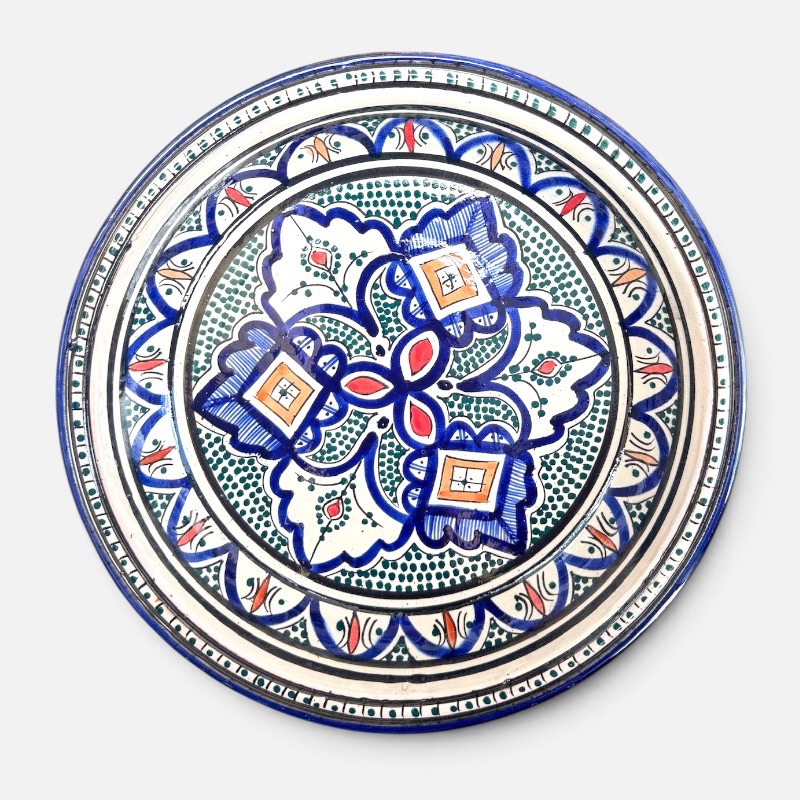 9D60EFB6-4277-4E23-A44C-7714A0818229 Couscousfat som måler 32 cm i diameter i marineblått med et detaljert mønster av grønne prikker og røde og gule detaljer. Håndlaget i Marokko.