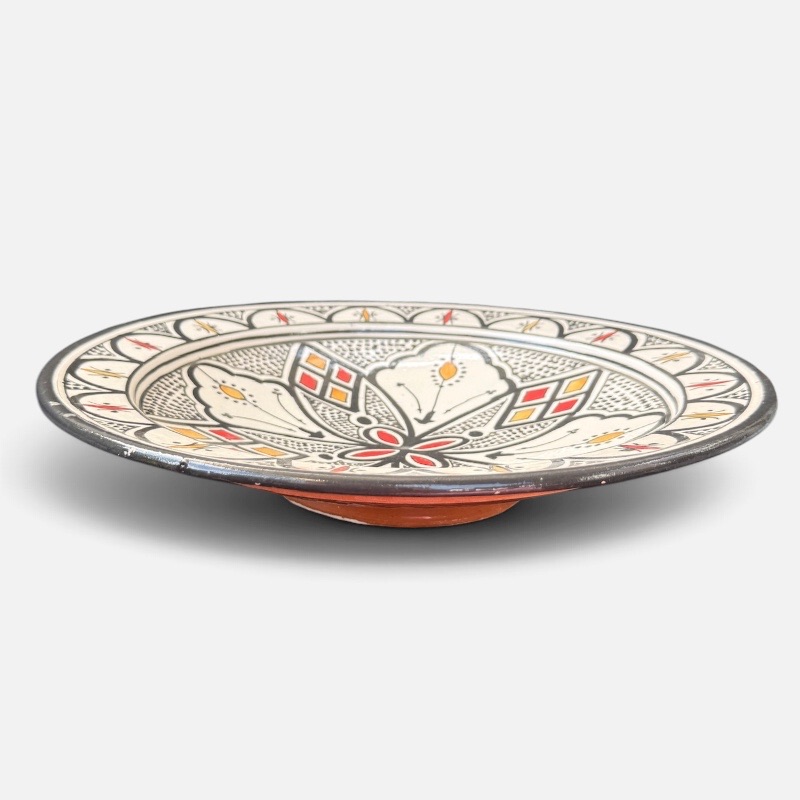 Zwarte Marokkaanse keramische schaal, handgemaakt in Marokko. Prachtig gedetailleerd patroon met gele en rode accenten. Diameter: 35 cm.