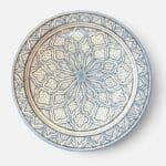 Gråt marokkansk keramikfad håndlavet i Marokko. Smukt detaljeret mønster. Måler 35 cm i diameter.