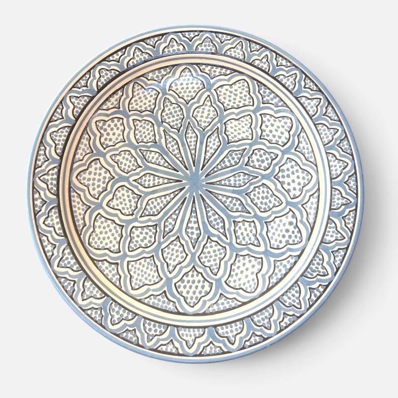 Gråt marokkansk keramikfad håndlavet i Marokko. Smukt detaljeret mønster. Måler 35 cm i diameter.