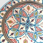 Marokkansk keramikkfat som måler 35 cm i diameter. Lyseblå med røde og grønne detaljer. Håndlaget i Marokko.
