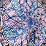 Couscousschaal van 41 cm. Prachtige donkerblauwe kleur met een gedetailleerd patroon in rood en groen.