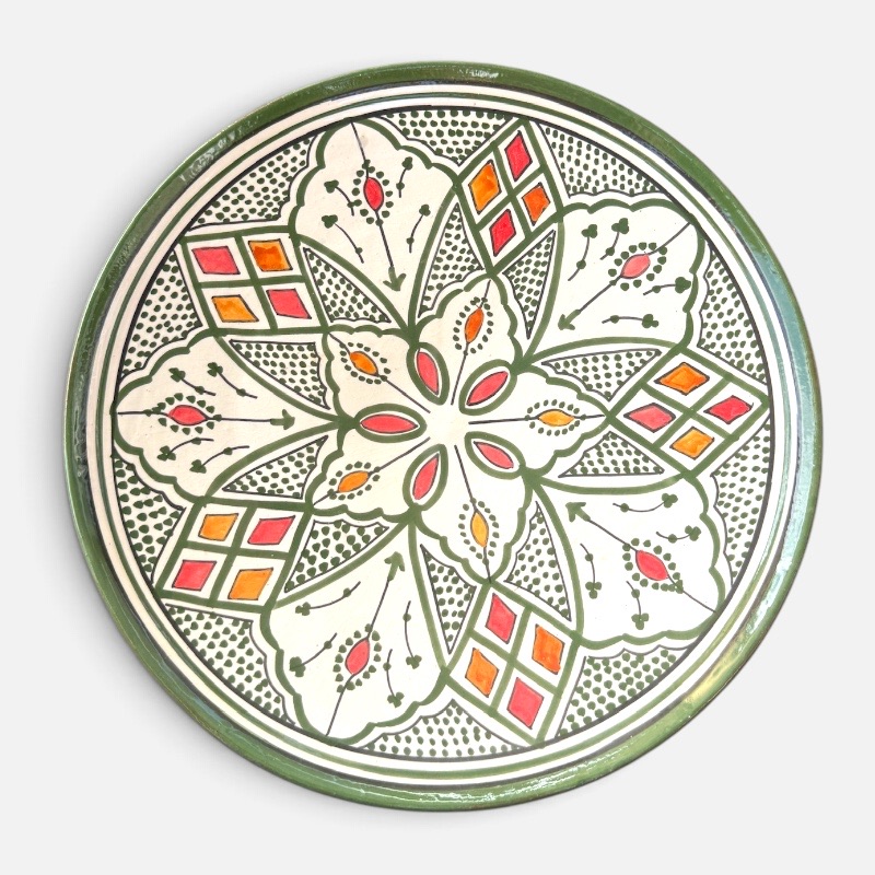 Skovgrønt marokkansk keramikfad håndlavet i Marokko. Smukke detaljerede mønstre med detaljer i gul og rød. Måler 35 cm i diameter.
