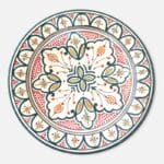 Mørkegrønt marokkansk keramikfad håndlavet i Marokko. Smukke detaljerede mønstre med detaljer i gul og lysegrøn samt røde prikker. Måler 35 cm i diameter.