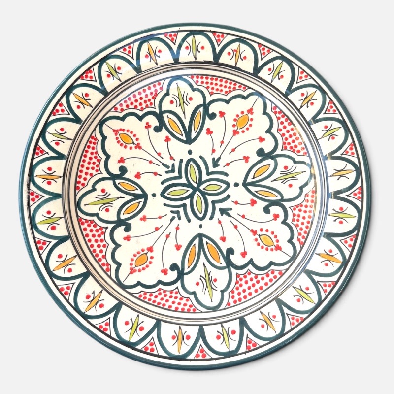 Mørkegrønt marokkansk keramikfad håndlavet i Marokko. Smukke detaljerede mønstre med detaljer i gul og lysegrøn samt røde prikker. Måler 35 cm i diameter.